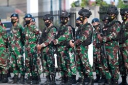Prajurit ikut serta dalam persiapan peningkatan pengamanan menjelang Idul Fitri di Timika, Papua pada 12 Mei 2021. (Foto: AFP/Sevianto Pakiding)