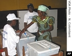 A Liberian woman casts a vote