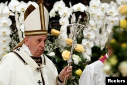 Paus Fransiskus usai memimpin misa malam Paskah di Basilika Santo Petrus di Vatikan, 20 April 2019.