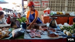 អ្នក​លក់​ត្រី​ម្នាក់​ក្នុង​ផ្សារ​ក្រុង Chiang Khan ប្រទេស​ថៃ កំពុង​ធ្វើ​ត្រី​ស្រស់​នៃ​ទន្លេ​មេគង្គ​កាល​ពី​ថ្ងៃ​ទី​ ២៥ កក្កដា ២០១៦។(នៅ​ វណ្ណរិន/VOA​ Khmer)
