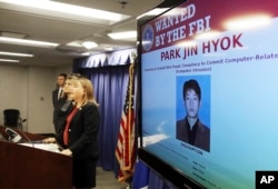 미국 법무부 트레이시 윌키슨 검사가 지난해 9월 로스앤젤레스에서 기자회견을 열고 북한 국적자 박진혁을 과거 소니 영화사 등에 대한 사이버 공격 혐의로 기소한 사실을 공개했다.