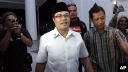 Bupati Garut Aceng H.M. Fikri saat dicegat wartawan awal Desember 2012 di Bandung, Jawa Barat. (AP/Kusumadireza)