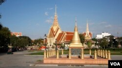 A stupa, located at Wat Botum park, was built to commemorate the 1997 grenade attack victims with 16 people killed and over 100 people injured, Phnom Penh, Cambodia, February 28, 2017. (Hean Socheata/VOA Khmer)