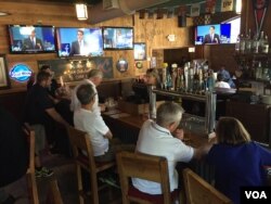 At Harry Buffalo restaurant outside Quicken Loans Arena, patrons watch the first, earlier, debate, August 6, 2015. (Kane Farabaugh/VOA News)