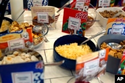 Berbagai jenis toppings untuk sereal di Kafe NYC Kellogg di New York, 14 Desember 2017.