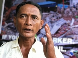 Mam Thim, 54, a construction worker from Kampot Province, joins a ceremony at the office of the Building and Wood Workers Trade Union Federation of Cambodia in Phnom Penh, June 21, 2020 to mark one year anniversary of the building collapse incident in Preah Sihanouk province. (Hul Reaksmey/VOA Khmer)