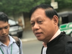លោក ឡោ ជុនធី មេធាវីការពារក្តីម្នាក់ឲ្យលោក រ៉ាត់ រត្នមុនី ផ្តល់បទសម្ភាសន៍ដល់អ្នកកាសែតនៅក្រៅតុលាការកំពូល រាជធានីភ្នំពេញ ថ្ងៃទី០១ ខែកក្កដា ឆ្នាំ២០២០។ (ហ៊ុល រស្មី/វីអូអេ)