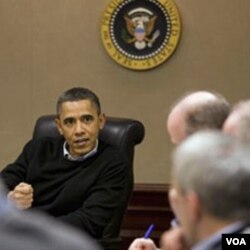Presiden Barack Obama saat menerima penjelasan situasi di Mesir dari para penasihatnya di 'Situation Room' Gedung Putih (29/1).