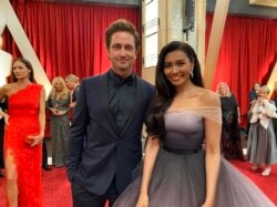 Thai singer Gam Wichayanee Pearklin and Gerard Butler at the Oscar's red carpet