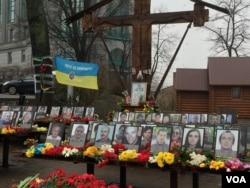 Memorials mark the spots where demonstrators were massacred during the 2014 Maidan Revolution in Kyiv. (L. Ramirez / VOA)