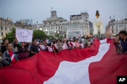 Demonstran turun ke jalan, memprotes pergolakan politik negara itu, sehari setelah pengunduran diri Presiden Peru Pedro Pablo Kuczynski, di Lima, Peru, Kamis, 22 Maret 2018.