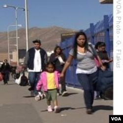 Warga menyeberangi perbatasan El Paso dengan Ciudad Juarez (foto: dokumentasi).