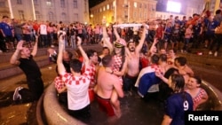 အောင်ပွဲခံနေသည့် ခရိုအေးရှားပရိသတ်။ Zagreb, Croatia ။ ၁၁ ဇူလိုင် ၂၀၁၈။