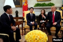 도널드 트럼프 미국 대통령이 지난 2월 다양한 분야에서 활동하는 탈북자들을 백악관으로 초청해 환담했다.