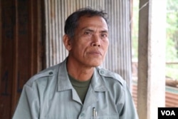 Chin Choy, 65, Champey commune councilor in Takeo provincial Bati district, defected to the ruling Cambodian People’s Party (CPP) amid threats to dissolve the opposition CNRP party, Takeo province, Cambodia, November 1, 2018. (Sun Narin/VOA Khmer)