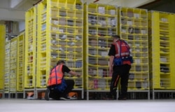 Suasana di salah satu kantor distribusi paket belanja online Amazon di Moenchengladbach, Jerman, 17 Desember 2019. (Photo by INA FASSBENDER / AFP)