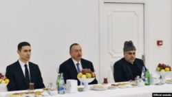 Süleyman Cavadov (solda), İlham Əliyev və Şeyxülislam Allahşükür Paşazadə Cəlal Əliyevin yas mərasimində
