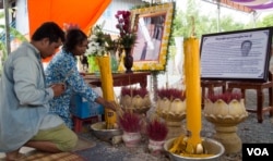 អ្នកស្រី​ហ៊ី គឹមហៀង កសិករ​មកពី​ស្រុកភ្នំ​ក្រវាញ​ ខេត្ត​ពោធិ៍សាត់​ និង​កូនប្រុសអុជធូប​គោរព​វិញ្ញាណក្ខន្ធ​លោក​បណ្ឌិត ​កែម ឡី​ អ្នកវិភាគ​កិច្ច​អភិវឌ្ឍន៍​សង្គម ​នៅស្រុក​ត្រាំកក់ ខេត្ត​តាកែវ នៅ​ថ្ងៃ​សៅរ៍ ទី​១៣ ខែសីហា ឆ្នាំ​២០១៦​។ ​(ឡេង ឡែន/VOA)