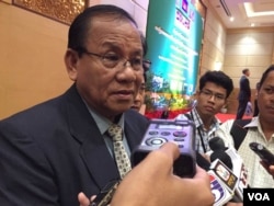 Sou Sovuth, under secretary of state at the Ministry of Environment, told reporters about the draft on principles of the Mekong environmental impact assessment in a hotel, in Phnom Penh, on October 28, 2016. (Hul Reaksmey/VOA Khmer)