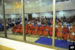 ព្រះសង្ឃនិងប្រជាពលរដ្ឋអង្គុយ​នៅ​ក្នុង​អំឡុង​សវនាការ​នៅឯ​ អង្គជំនុំ​ជម្រះ​វិសាមញ្ញ​ក្នុង​តុលាការ​កម្ពុជា (ECCC) នៅ​ជាយក្រុង​ភ្នំពេញ កាល​ពី​ថ្ងៃ​ទី​២៧​ខែ​មិថុនា​ឆ្នាំ​២០១១។