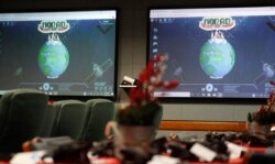 Monitor-monitor komputer menyala di Pusat Pelacakan Sinterklas NORAD di Pangkalan Udara Peterson, Colorado Springs, Colorado, 23 Desember 2019. (Foto: Associated Press)