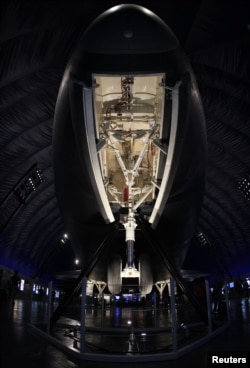 Pesawat ulang alik Enterprise mulai dipamerkan untuk publik di anjungan pesawat antariksa Museum Kelautan, Dirgantara, dan Antariksa Intrepid, New York (18/7).