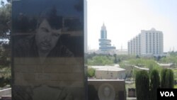 Elmar Hüseynovun qəbirüstü abidəsi
