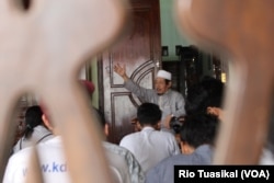 Rahmaddin Afif, tokoh Islam yang juga pengurus masjid Jauhar Yasfi, mengatakan nilai toleransi harus ditanamkan kepada kelompok muda. Sebab, mereka adalah generasi penerus. (Foto: VOA/Rio Tuasikal)