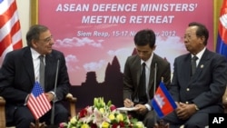 លោក Leon Panetta រដ្ឋមន្ត្រី​ការពារជាតិ​សហរដ្ឋ​អាមេរិក (ឆ្វេង) ក្នុង​ជំនួប​ជាមួយ​លោក ទា បាញ់ រដ្ឋមន្ត្រី​ការពារ​ជាតិ​កម្ពុជា នៅក្នុង​ក្រុង​សៀមរាប។ (១៦ វិច្ឆិកា ២០១២)