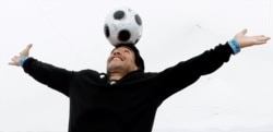 Diego Maradona ketika mempromosikan film tentang dirinya "Maradona by Kusturica" yang disutradari oleh sutradara Serbia Emir Kusturica di Festival Film Cannes ke-61, 20 Mei 2008.