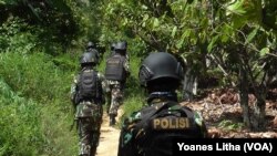 Operasi Tinombala 2016 cegah pengaruh kelompok Santoso pada masyarakat. (VOA/Yoanes Litha)
