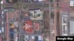 រូបថត​ផ្កាយ​រណប Google Maps បង្ហាញ​អគារ​កាស៊ីណូ Naga World ជា​អគារ​ឯកជន​ខ្ពស់​ជាង​គេ​ ហ៊ុំព័ទ្ធ​ដោយ​អគារ​រដ្ឋ​ទាបៗ​ជាង រួម​មាន​ពុទ្ធសាសបណ្ឌិត្យ​ (ជាប់ខាងលិច) អគារ​រដ្ឋសភា​ជាតិ​និង​អគារ​ក្រសួង​ការបរទេស​នៅ​ជាប់​ពី​ខាង​ត្បូង។ (Google Maps)
