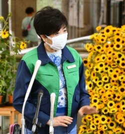 Gubernur Tokyo Yuriko Koike dalam konferensi pers di Kantor Pemerintah Metropolitan Tokyo, Rabu 28 Juli 2021. (Kyodo News via AP)