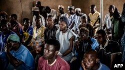 Le 16 avril 2019, Isa Ibrahim, berger des Fulani âgé de 30 ans, assiste à une prière dans une mosquée de la réserve de Kachia Grazing, dans l'État de Kaduna, au Nigeria.