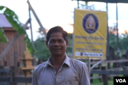 លោក ឡុង សុផាត អាយុ​៥០​ឆ្នាំ ជំទប់ទី​២​នៃ​ឃុំអូររៃ មក​ពីគណបក្ស​ហ្វ៊ុនស៊ិនប៉ិច ដែល​ទើប​តែ​ជាប់​នៅ​ក្នុង​ការ​បោះឆ្នោត​ក្រុមប្រឹក្សា​ឃុំ​សង្កាត់​កាល​ពីខែមិថុនា ឆ្នាំ២០១៧ ឈរ​នៅ​ខាងមុខ​ផ្ទះ​របស់​លោក កាល​ពី​ថ្ងៃ​ទី​១៩ ខែតុលា ឆ្នាំ២០១៧។ (ស៊ុន ណារិន/VOA)
