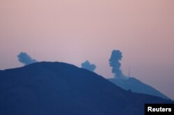 Asap terlihat setelah serangan udara di Afrin, Suriah, terlihat dari kota Hassa, di Turki, di perbatasan Turki-Suriah di provinsi Hatay, Turki, 20 Januari 2018.