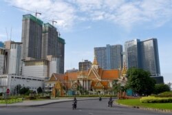 សំណង់អគារពាណិជ្ជកម្មខ្ពស់ៗនៅពីក្រោយវិទ្យាពុទ្ធិកបណ្ឌិតនៅរាជធានីភ្នំពេញ កាលពីថ្ងៃទី២៩ ខែមិថុនា ឆ្នាំ២០២០។
