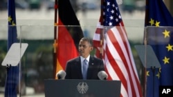 Presiden Barack Obama saat memberikan pidato di Gerbang Brandenburg yang bersejarah di Berlin, Rabu (18/6).