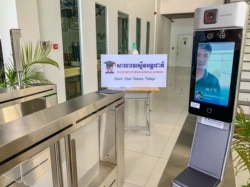 ម៉ាស៊ីន​វាស់​កំដៅទំនើប​ដែល​មាន​ទ្វារ ត្រូវបាន​ដាក់​ប្រើប្រាស់នៅ​សាលាវេស្ទើនអន្តរជាតិ។ ​បើសិន​ជា​អ្នក​ឆ្លង​កាត់ មាន​កំដៅ​លើស​ពី 37.5 អង្សារសេ ទ្វារ​មិន​បើក​ឲ្យ​ចូល​ទេ។