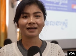 រូបឯកសារ៖ កញ្ញា ​ស៊ិន ចាន់ពៅ​រ៉ូហ្ស៊េត នៅ​ពេល​ដែល​កញ្ញា​នៅជាចៅសង្កាត់រង​ទី​ពីរ​នៃ​សង្កាត់អូចារ​នៃ​គណបក្ស​សង្រ្គោះជាតិ​ ខេត្តបាត់ដំបង​ ក្នុងពេល​ផ្ដល់បទសម្ភាសន៍​ជាមួយ ​VOA ​ពេល​ចូលរួមរួម​សិក្ខាសាលា​ចលនា​ស្រ្តី​នៅ​ទី​ស្នាក់ការ​បក្ស​សង្រ្គោះជាតិ​ នារាជធានី​ភ្នំពេញ នៅថ្ងៃ​ពុធ ទី​១០ ខែ​សីហា ឆ្នាំ​២០១៦។ (VOA)