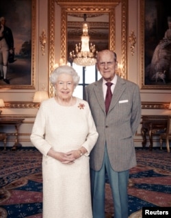 Ratu Elizabeth II dan Pangeran Philip, Duke of Edinburgh, di Kastil Windsor pada awal November. Mereka merayakan ulang tahun pernikahan platinum, 20 November 2017. (Matt Holyoak/CameraPress/PA Wire/Handout via REUTERS)