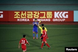 지난해 10월 평양 김일성경기장에서 북한과 필리핀의 2018 월드컵 예선전이 열린 가운데, 경기장 주변에 광고판이 세워져있다.