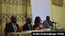 A gauche, Mbili Michel Ambaoumba représentant de UNHCR au Tchad et Komi Gnondoli Emanuel, représentant du HCDH à droite, N’Djamena le 15 août 2019. (VOA Afrique/André Kodmadjingar)