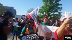 Protesters in front of the U.S. Supreme Court in Washington D.C. ahead of a landmark hearing on immigration, April 18, 2016. (E. Cherneff / VOA)