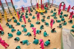 Salah satu adegan dari serial Netflix "Squid Game", di mana ratusan orang dengan masalah keuangan mempertaruhkan hidup mereka untuk meraih hadiah uang dengan nominal sanga besar. (Taman Youngkyu / Netflix via AP)
