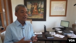 លោក​ឆាំង យុ ​នា​យក​មជ្ឈមណ្ឌល​ឯកសារ​កម្ពុជា​ ផ្តល់បទសម្ភាសន៍ដល់​VOA​ អំពី​ការ​បង្រួបបង្រួមជាតិ នា​ការិយាល័យ​របស់​លោក​ក្នុង​ទីក្រុង​ភ្នំពេញ​ នាថ្ងៃទី០៨​ខែ​សីហា​ឆ្នាំ​២០១៦។ (នៅ វណ្ណារិន/VOA)