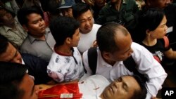 រូបឯកសារ៖ សពលោក​កែម ឡី​ អ្នកវិភាគ​នយោបាយ​ ត្រូវ​បាន​អ្នកគាំទ្រ​រូប​លោក​ដឹក​ទៅ​កាន់​វត្ត​មួយ​នៅ​ក្រុងភ្នំពេញ កាល​ពី​ថ្ងៃទី១០ ខែ​កក្កដា ឆ្នាំ​២០១៦។