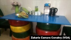 Ouvre de la jeune créatrice Aïcha Traoré, une table à manger, à Conakry, Guinée, 13 septembre 2018. (VOA/ Zakaria Camara Conakry)