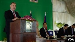 ឯកអគ្គរដ្ឋទូតសហរដ្ឋអាមេរិកប្រចាំ កម្ពុជាលោក William Heidt ថ្លែងក្នុងពិធី ប្រារព្ធខួបលើកទី១១ នៃអ្នកស្ម័គ្រចិត្ត Peace Corps ស្បថចូលបំពេញការងារ កាលពីព្រឹកថ្ងៃសុក្រទី១៥ កញ្ញា ២០១៧ នៅទីក្រុងភ្នំពេញប្រទេសកម្ពុជា។ (ទុំ ម្លិះ/VOA)