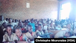 Les classes sont surchargés au Burundi, le 3 novembre 2017. (VOA/Christophe Nkurunziza)